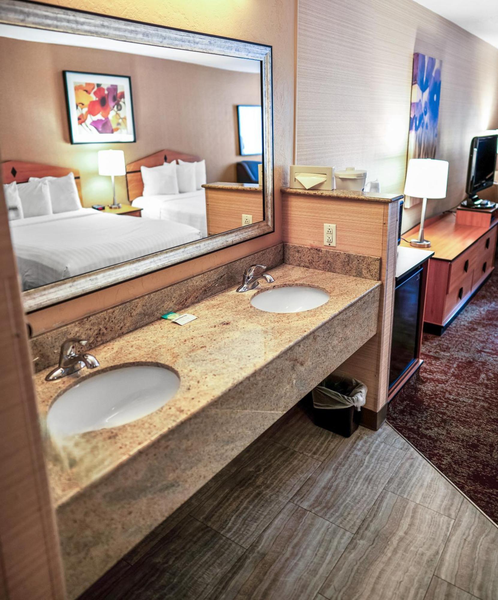 Crystal Inn Hotel & Suites - Midvalley Murray Extérieur photo